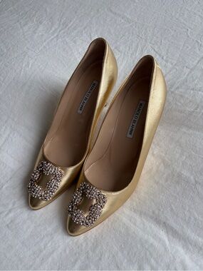 Manolo Blahnik Hangisi Crystal Leather Pointy Toe Heels Metallic Gold Silver
